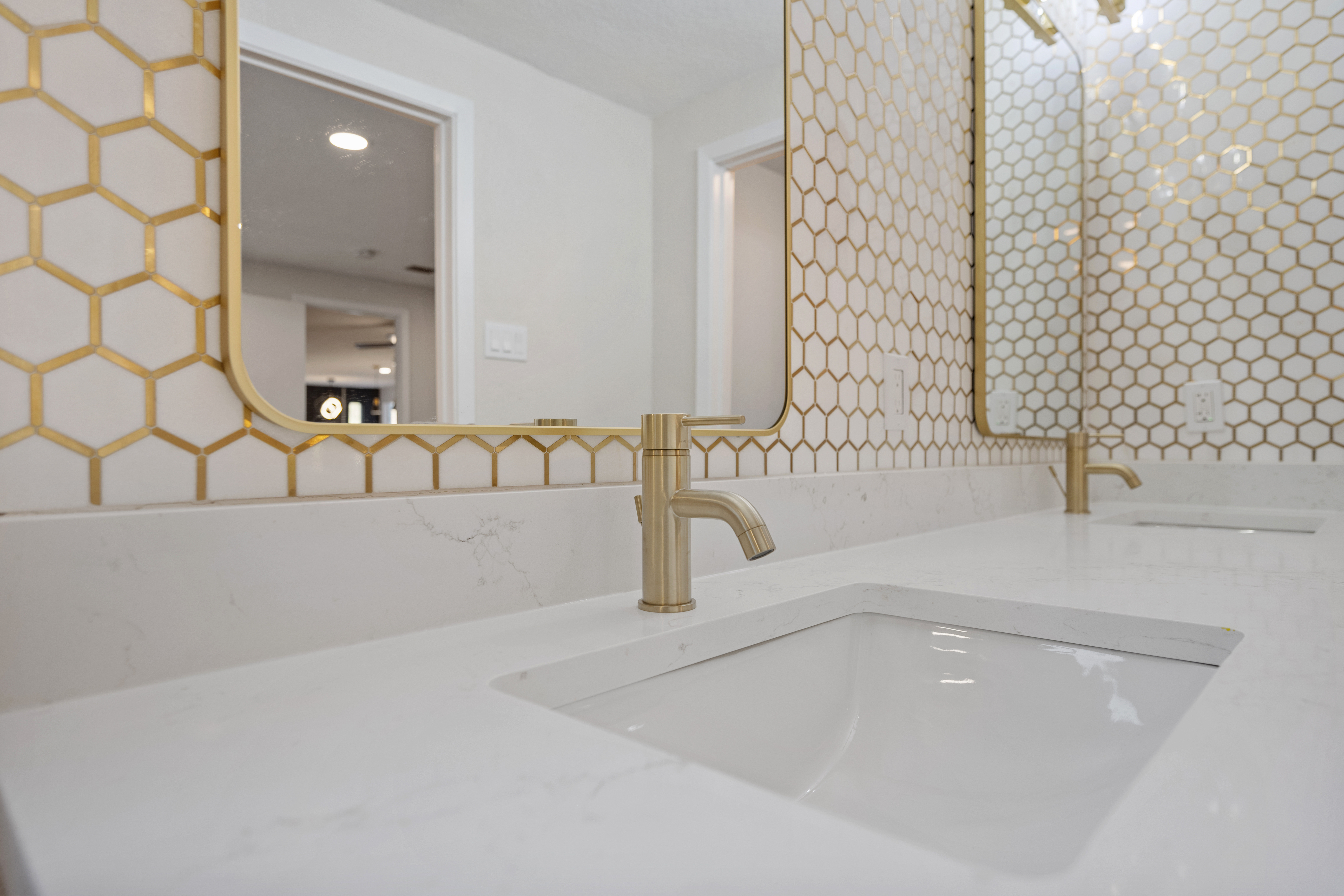 Gold faucet and quartz countertop